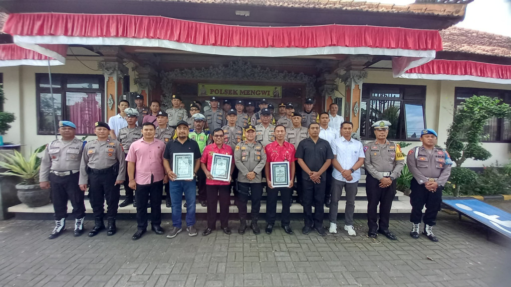 Penerimaan Piagam berpartisipasi pada Pembangunan Fasilitas Air Bersih di Desa Baha